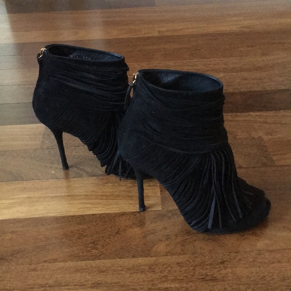 Gucci blk suede fringe peep toe ankle bootie 36.5